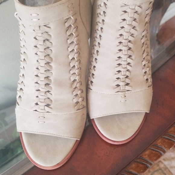 NWOB Pierre Dumas peep toe bootie size 8.5 - Picture 2 of 5